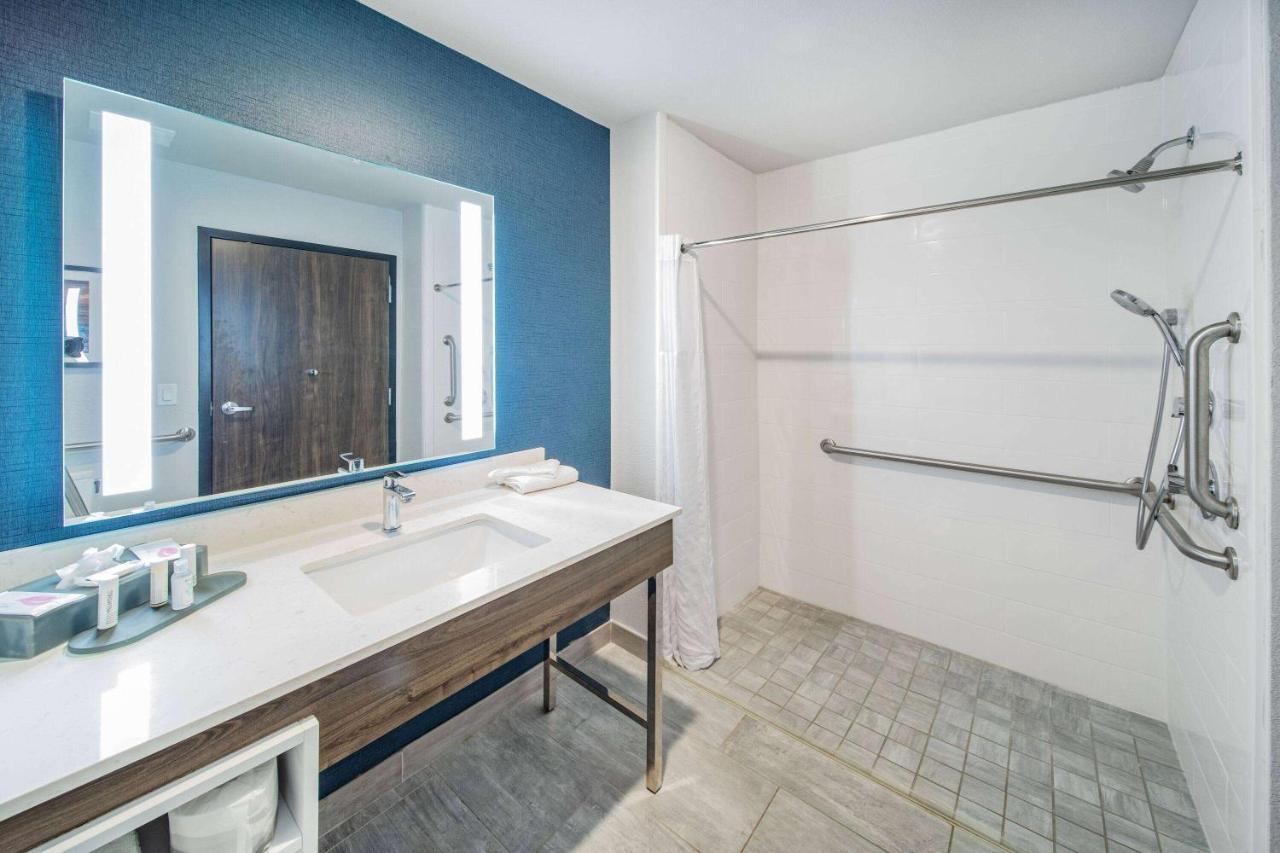 La Quinta Inn & Suites By Wyndham Galveston North At I-45 Экстерьер фото